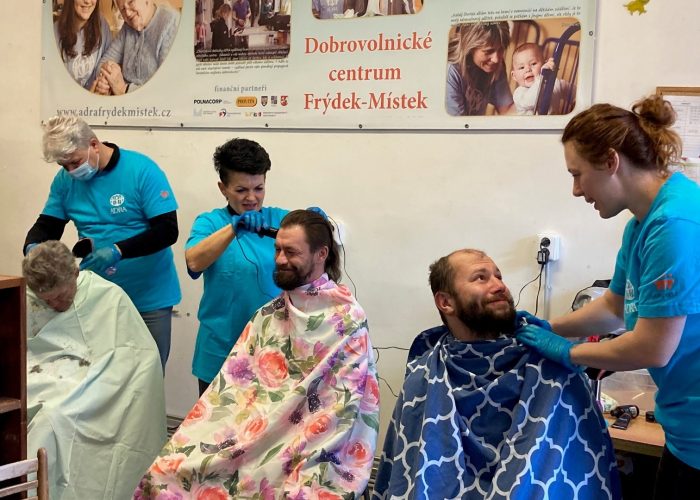 Stříhání a holení lidí bez domova 2024